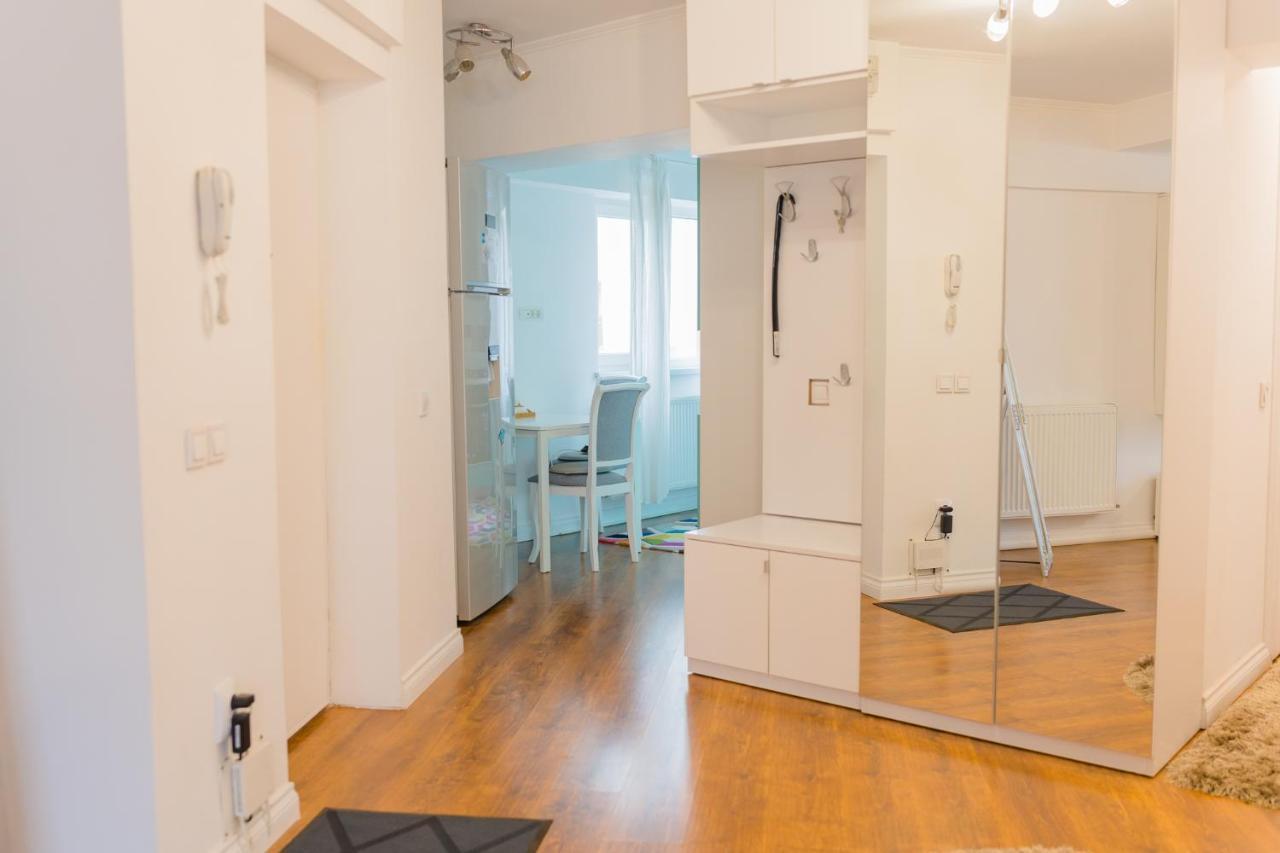 Cozy & Spacious 2Br Apartment With Netflix Bucharest Exterior photo