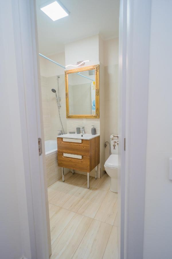 Cozy & Spacious 2Br Apartment With Netflix Bucharest Exterior photo