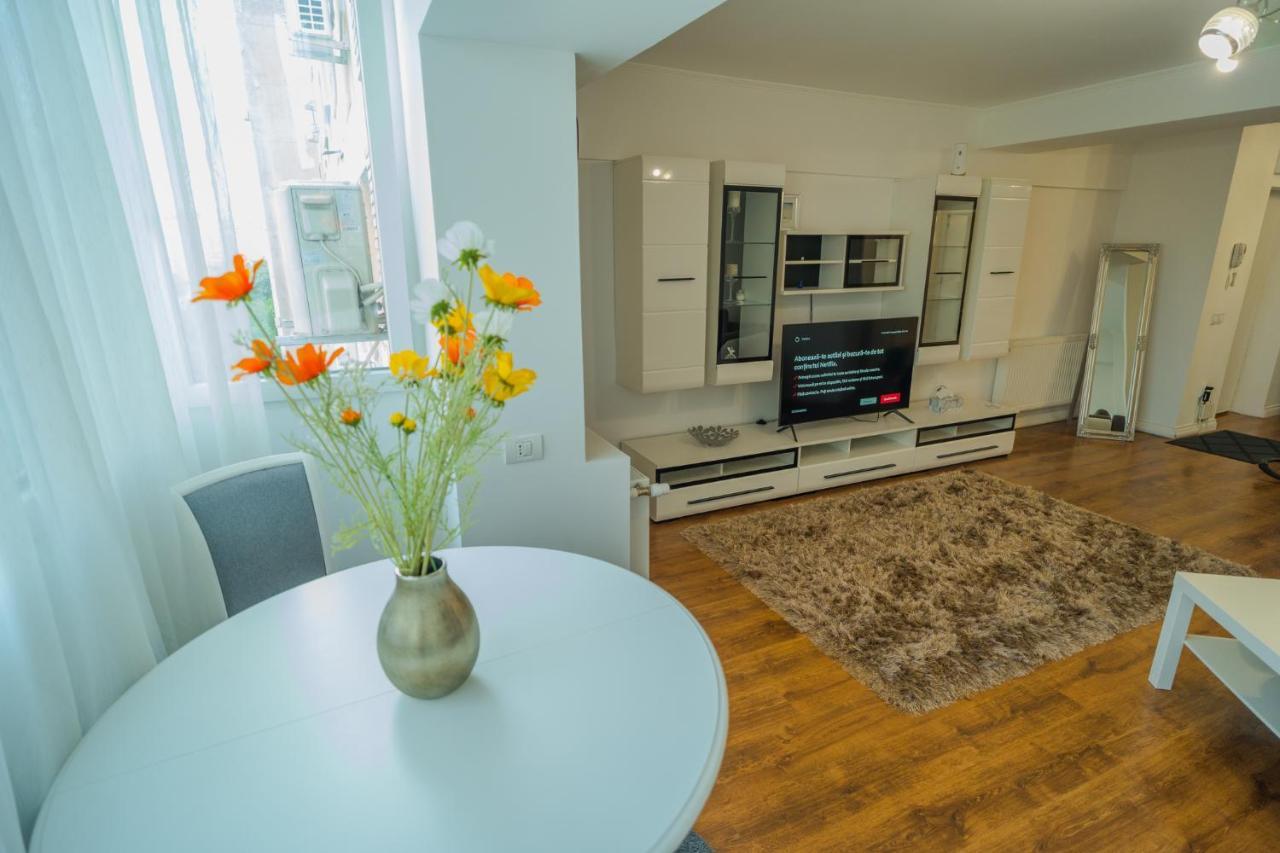 Cozy & Spacious 2Br Apartment With Netflix Bucharest Exterior photo