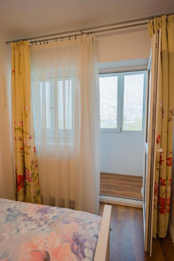 Cozy & Spacious 2Br Apartment With Netflix Bucharest Exterior photo